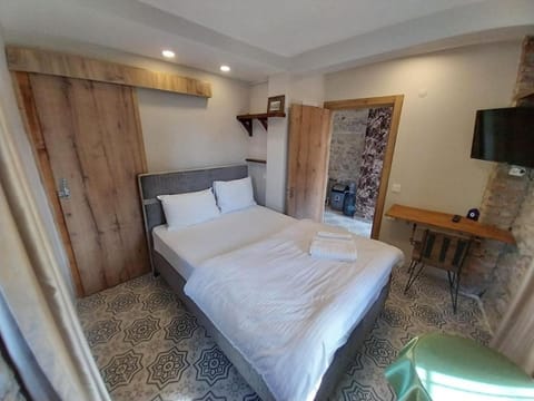 Bed, TV and multimedia, Bedroom, towels