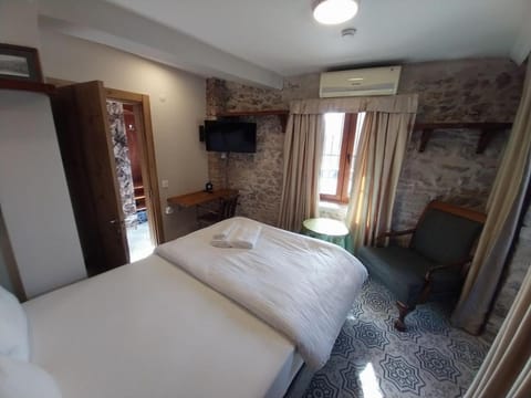 Bed, TV and multimedia, Photo of the whole room, Bedroom, air conditioner