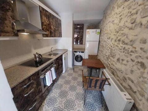 Kitchen or kitchenette, Dining area, dishwasher, oven, stove