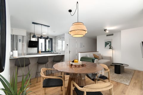 TV and multimedia, Kitchen or kitchenette, Living room, Dining area, oven
