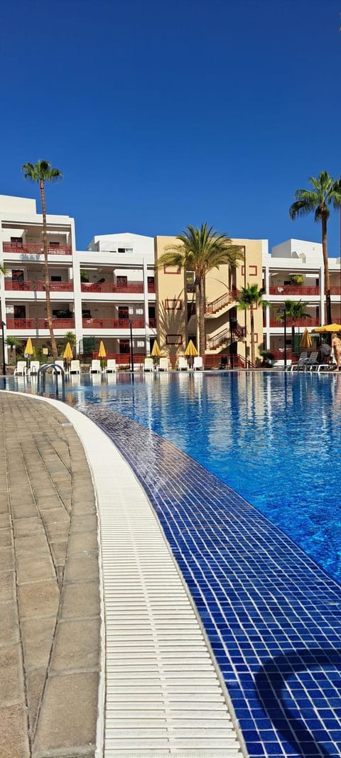 Property building, Day, Swimming pool, sunbed