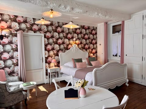 Bed, Living room, Photo of the whole room, Seating area, Bedroom, wardrobe