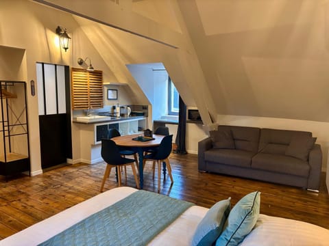 Bed, Living room, Photo of the whole room, Seating area, Dining area, Bedroom