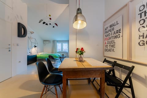 Bed, Decorative detail, Seating area, Dining area, Family, heating, air conditioner