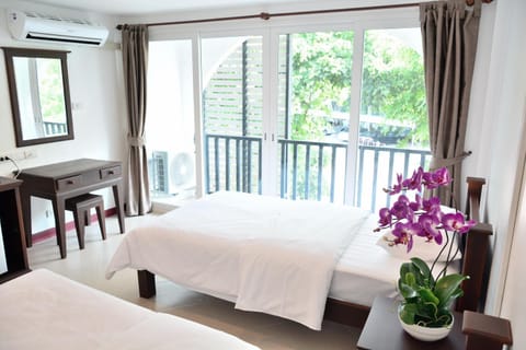 Photo of the whole room, Garden view