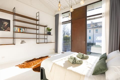 Bed, Photo of the whole room, towels