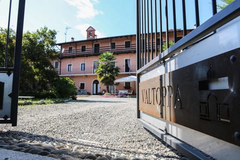 Facade/entrance