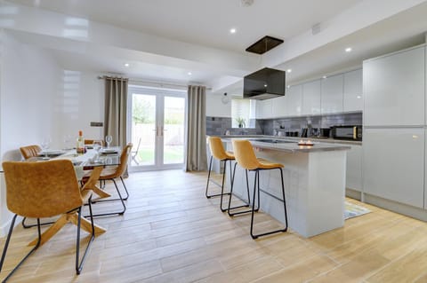 Coffee/tea facilities, oven, stove, toaster, washing machine, dryer, kitchen