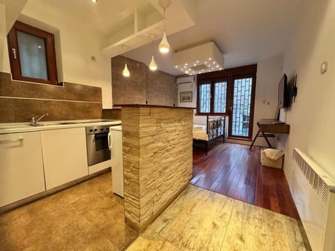 Kitchen or kitchenette, dishwasher, oven, pet friendly