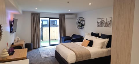 Bed, TV and multimedia, Living room, Photo of the whole room, Seating area, Bedroom