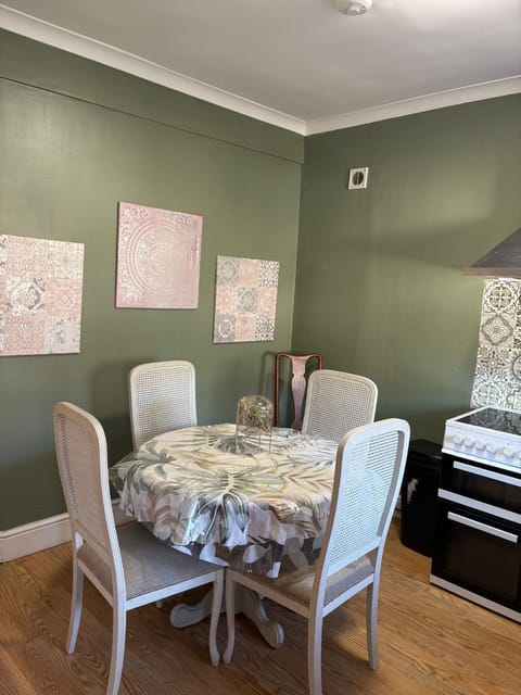 Swansea LARGE STYLISH HOUSE Apartment in Swansea