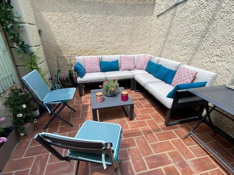 Patio, Day, Balcony/Terrace, Dining area