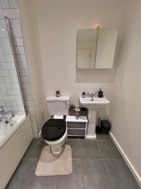 Fantastic 2BR Apt - City Centre - Sleeps 6 - Parking - 5g WiFi Apartment in Sheffield