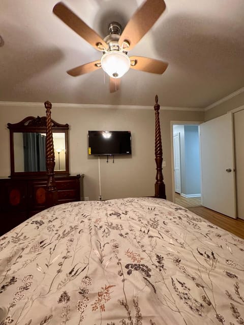 Bed, TV and multimedia, Bedroom