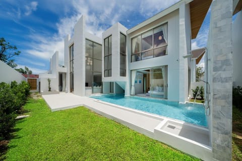 Property building, Patio, Garden, Garden, Balcony/Terrace, Swimming pool, Swimming pool
