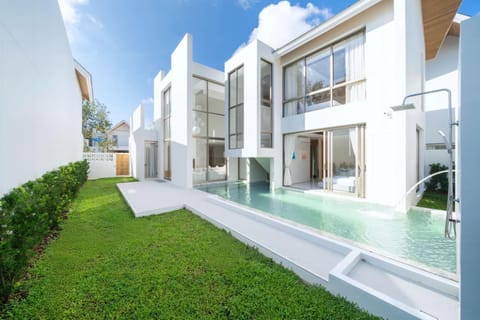 Property building, Patio, Day, Garden, Garden, Balcony/Terrace, Swimming pool, Swimming pool