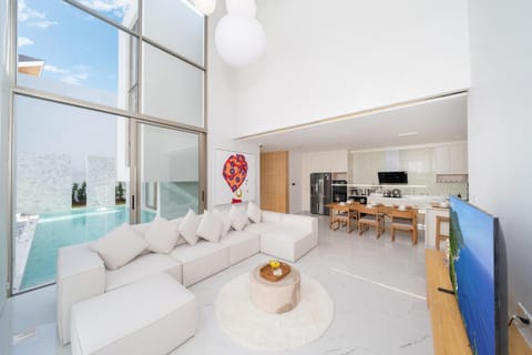 Kitchen or kitchenette, Living room, Seating area, Dining area