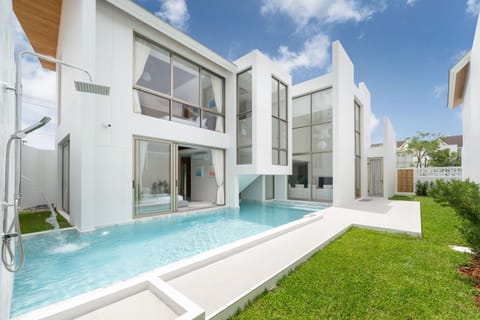 Property building, Patio, Day, Garden, Garden, Balcony/Terrace, Swimming pool, Swimming pool
