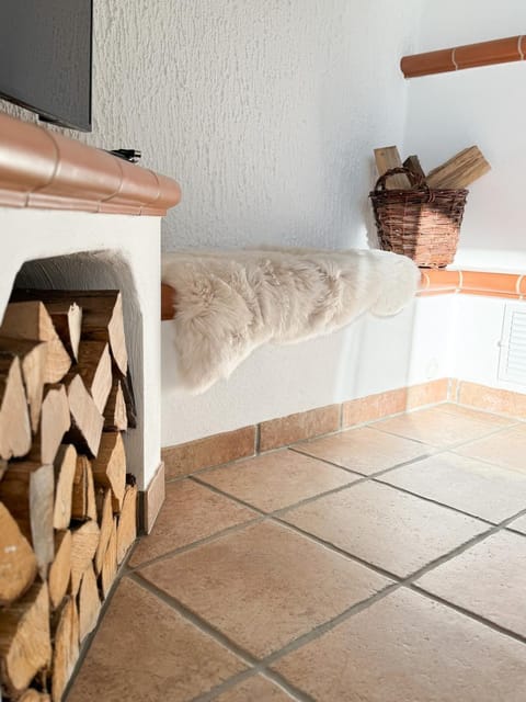 Seating area, fireplace