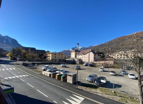 Day, Neighbourhood, Natural landscape, Mountain view, Location, Parking