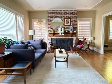 Cozy Sunfilled House with Deck Patio Garden House in Alameda