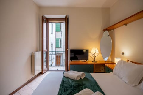 Bed, TV and multimedia, Bedroom, towels