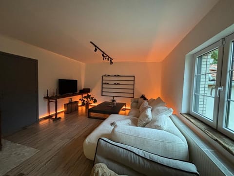 TV and multimedia, Living room, Seating area, Evening entertainment