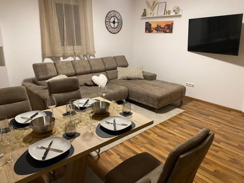 Communal lounge/ TV room, TV and multimedia, Living room, Seating area, Dining area, Evening entertainment