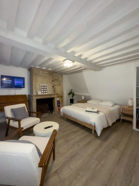 Bed, TV and multimedia, Photo of the whole room, Bedroom