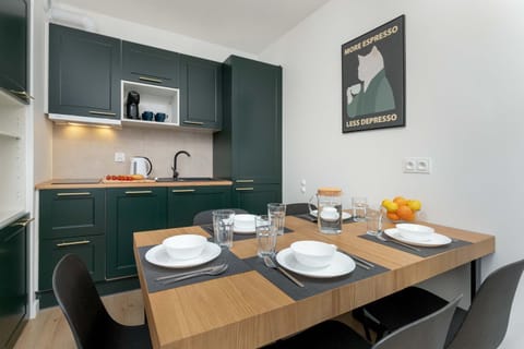 Kitchen or kitchenette, Dining area, stove