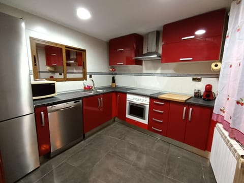 Coffee/tea facilities, Kitchen or kitchenette, dishwasher, microwave, oven, stove
