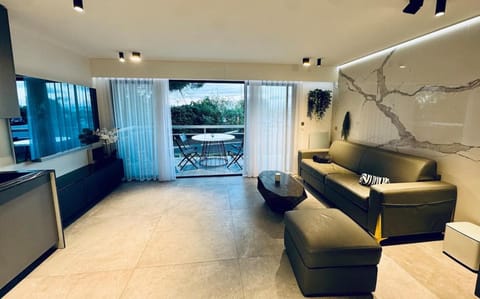 Beautiful Cannes Beachfront Apartment 4 pers Apartment in Mandelieu-La Napoule