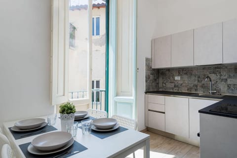 Kitchen or kitchenette, Dining area, stove