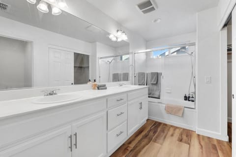 4 bedroom Home in Tracy 2 Minutes to Highway Villa in Tracy