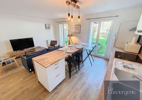 Kitchen or kitchenette, Living room, Seating area, Dining area, Meals, stove, kitchen