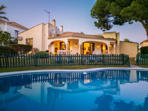 Property building, Garden, Swimming pool, sunbed