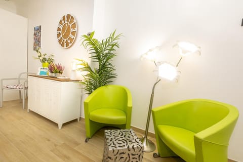 Restaurant/places to eat, Nightclub / DJ, Living room, Seating area, heating, elevator