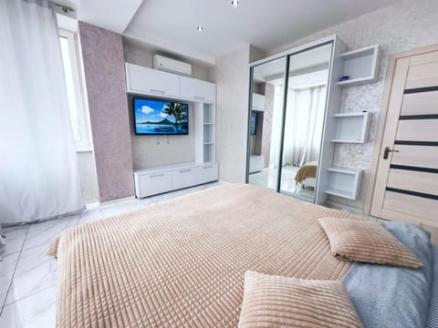 Bed, TV and multimedia, Photo of the whole room, Bedroom, wardrobe, air conditioner