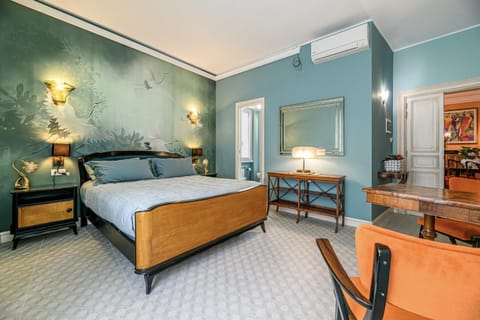 Photo of the whole room, Bedroom