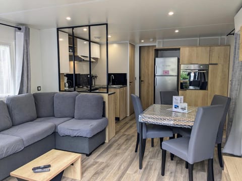 TV and multimedia, Living room, Seating area, Dining area, oven, stove