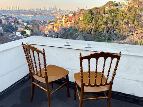 Natural landscape, View (from property/room), Balcony/Terrace, City view, Sea view
