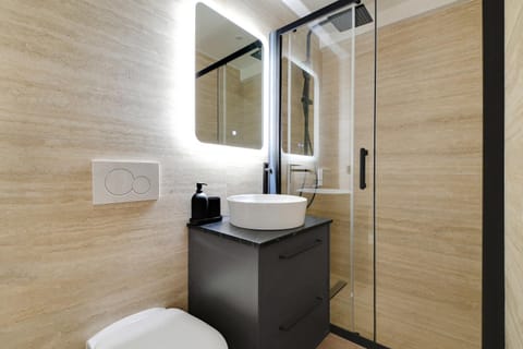 Shower, Toilet, Bathroom, towels