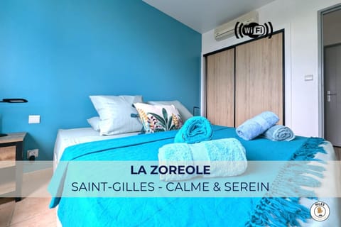 Bed, Photo of the whole room, Bedroom, Text overlay, towels, air conditioner