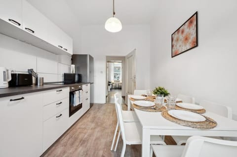 Kitchen or kitchenette, Dining area, oven, stove