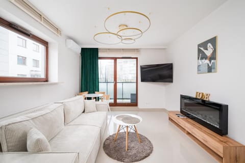 Communal lounge/ TV room, TV and multimedia, Living room, Seating area, Evening entertainment