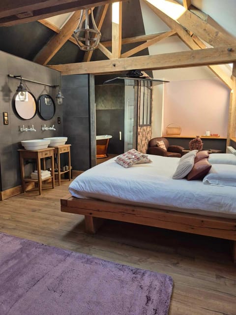 Photo of the whole room, Bedroom