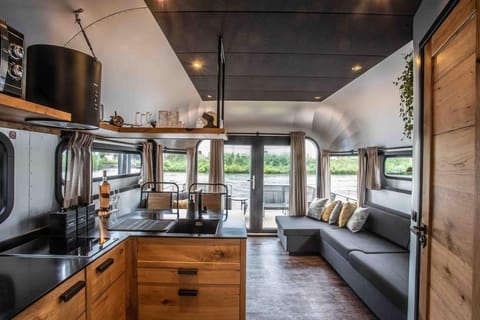 Kitchen or kitchenette, Living room, Seating area, Dining area, minibar