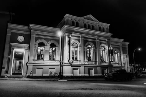 Property building, Restaurant/places to eat, Location