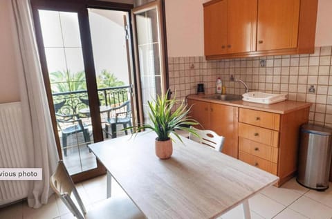 Kitchen or kitchenette, Dining area, stove