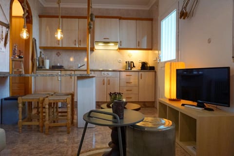 TV and multimedia, Kitchen or kitchenette, Dining area, stove